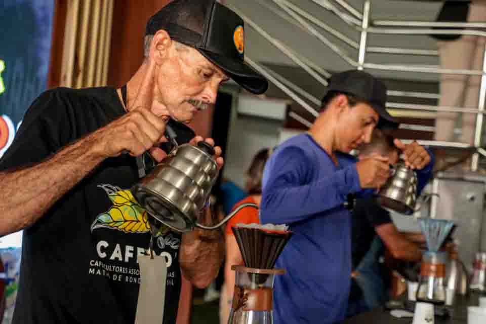 Destaques das ações do governo de 21 a 25 de outubro: cafeicultura em Rondônia reúne centenas; Nota Legal e entrega de camionetes