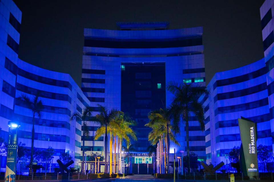 Palácio Rio Madeira é iluminado com as cores da bandeira de Israel em solidariedade às vítimas de ataques