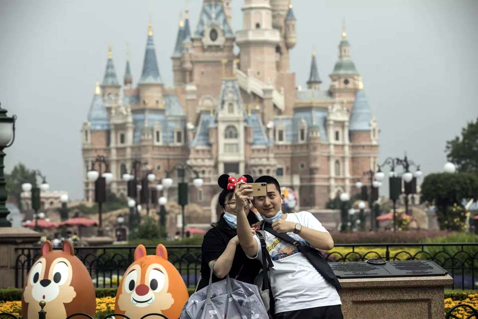 Parque da Disney na China é fechado com turistas dentro; só pode sair quem der negativo para Covid