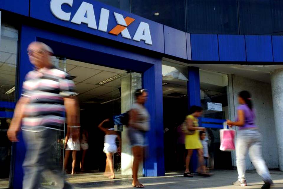 Caixa paga abono salarial para nascidos de março a junho