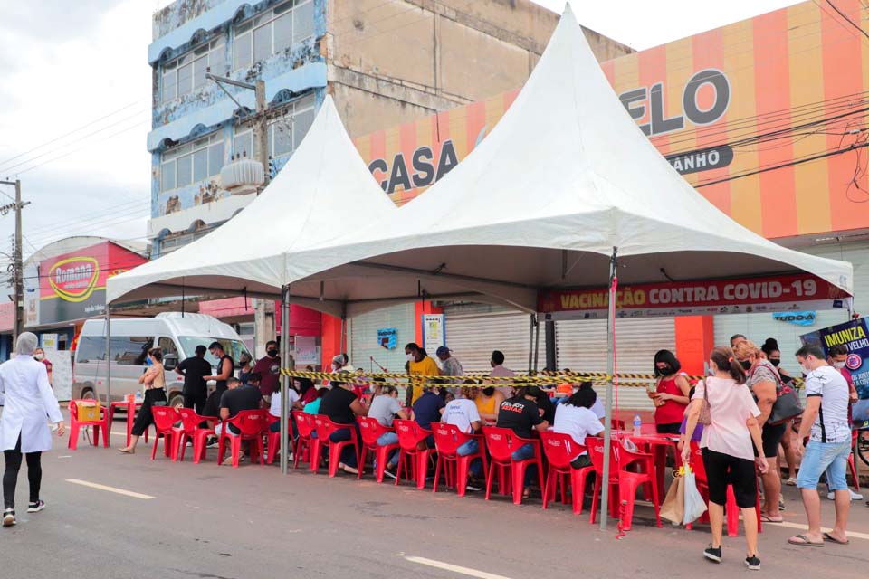 Vacinação contra a covid-19 e gripe foi ofertada durante o Domingão da CDL, na Sete de Setembro