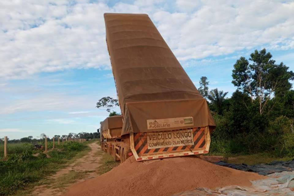 Cerca de 70 produtores de leite de Rondônia são beneficiados com entrega de mais de duas mil toneladas de calcário