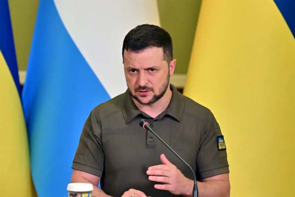 Parlamento ucraniano apoia Zelensky em demissão de acusados por traição