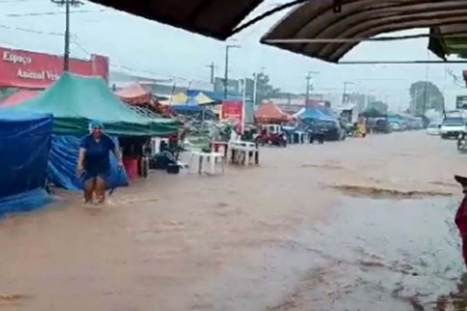 Temporal causa alagamento em avenida e causa transtornos para moradores em vários bairros de Vilhena