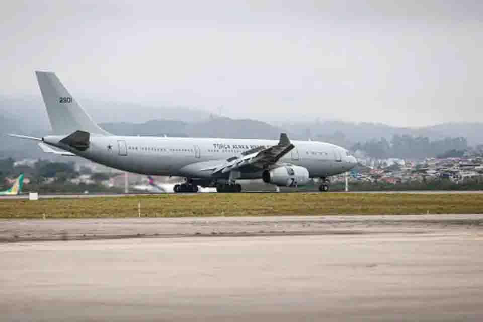 Avião com 221 brasileiros repatriados do Líbano pousa em Guarulhos