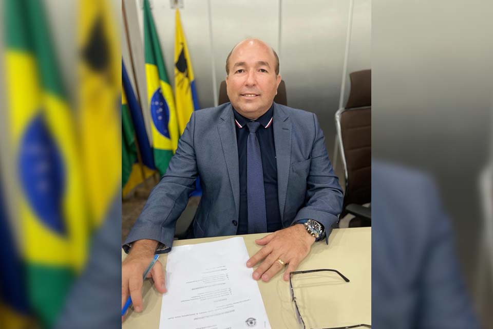 Edwilson Negreiros solicita e Energisa retira galhos de árvore em rede elétrica no Bairro Costa e Silva