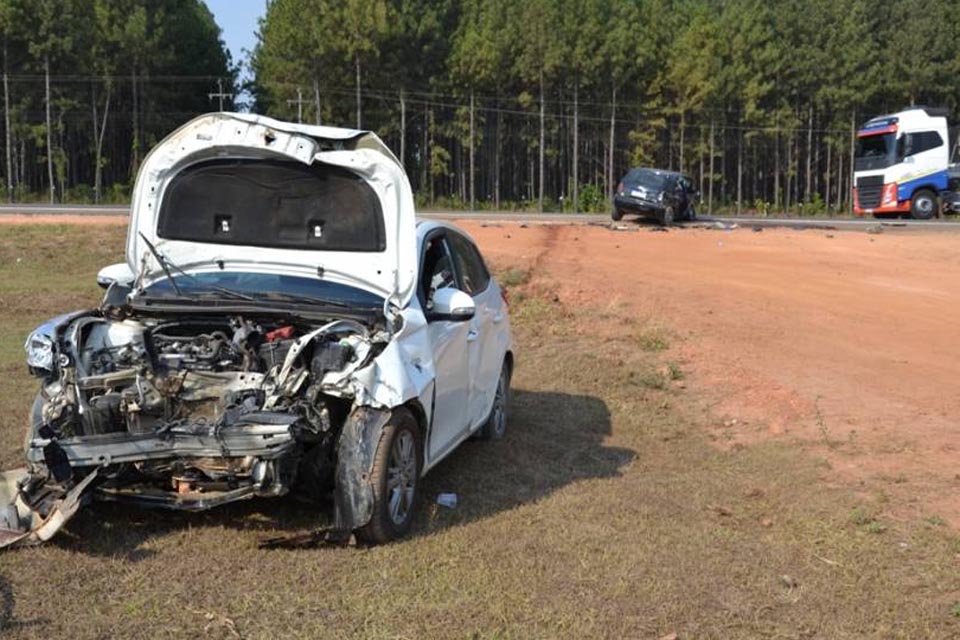 Colisão frontal entre veículos na BR-364 deixa duas pessoas feridas