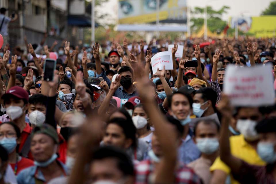 Protestos contra golpe de Estado continuam em Myanmar