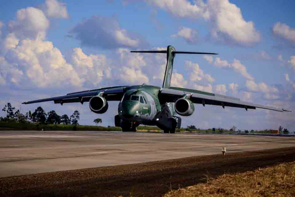 Avião da FAB parte na segunda para resgatar brasileiros na Polônia