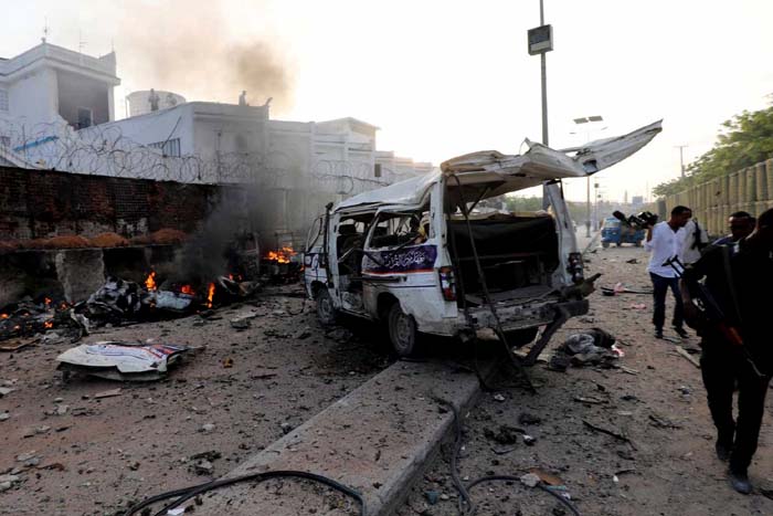 Explosões de três carros-bomba matam 17 na Somália