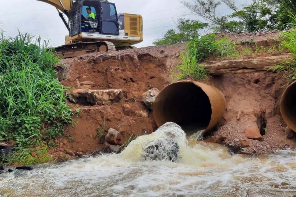  Prefeitura de Jaru intensifica ações de limpeza e desobstrução de canais e bueiros durante o período chuvoso