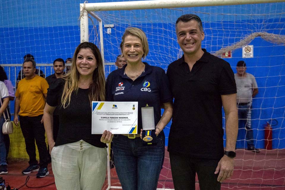 Treinadora da Seleção Brasileira de Ginástica Rítmica de Conjunto é homenageada com Comenda Madeira-Mamoré