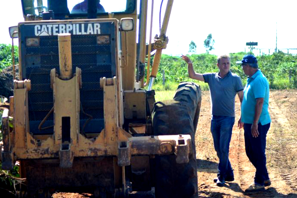 Luizinho goebel acompanha trabalho de limpeza na área do novo cemitério de Vilhena