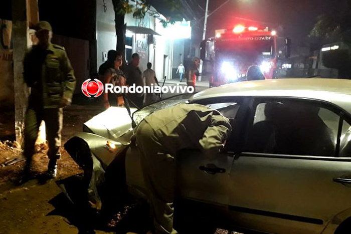 Mulher é abandona dentro de carro após grave acidente