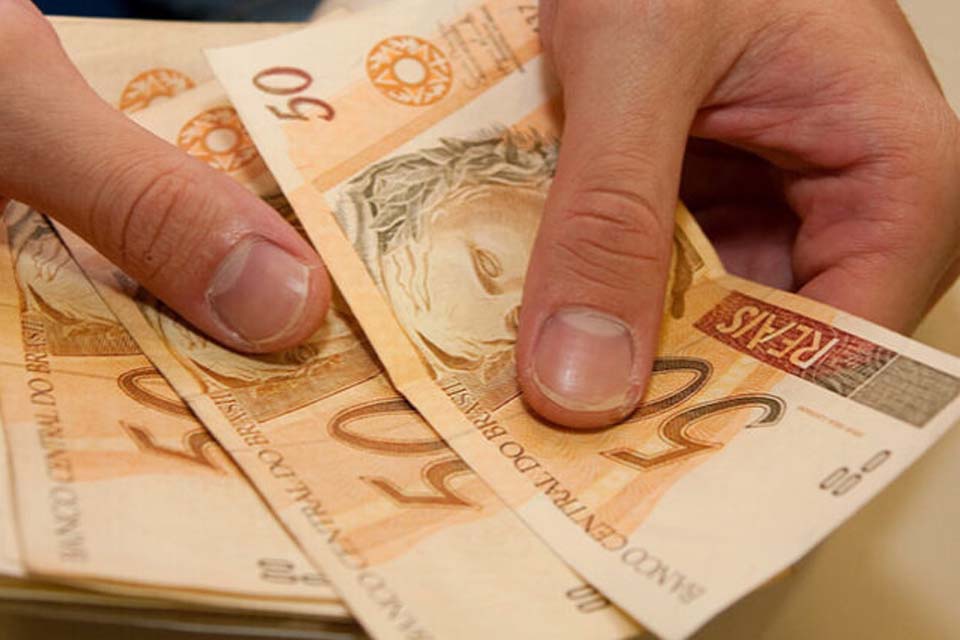 CNC estima injeção de R$ 125,6 bilhões na economia com 13º salário