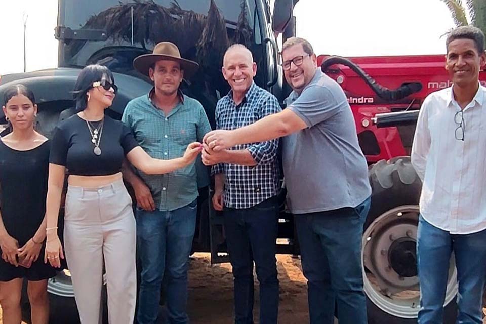 Deputado Ezequiel Neiva entrega trator agrícola à associação rural em Machadinho do Oeste