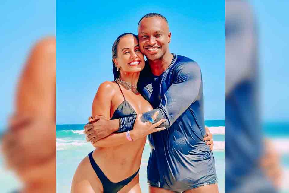 Thiaguinho posta foto em clima de romance com Carol Peixinho: 'Felizão com sua luz'