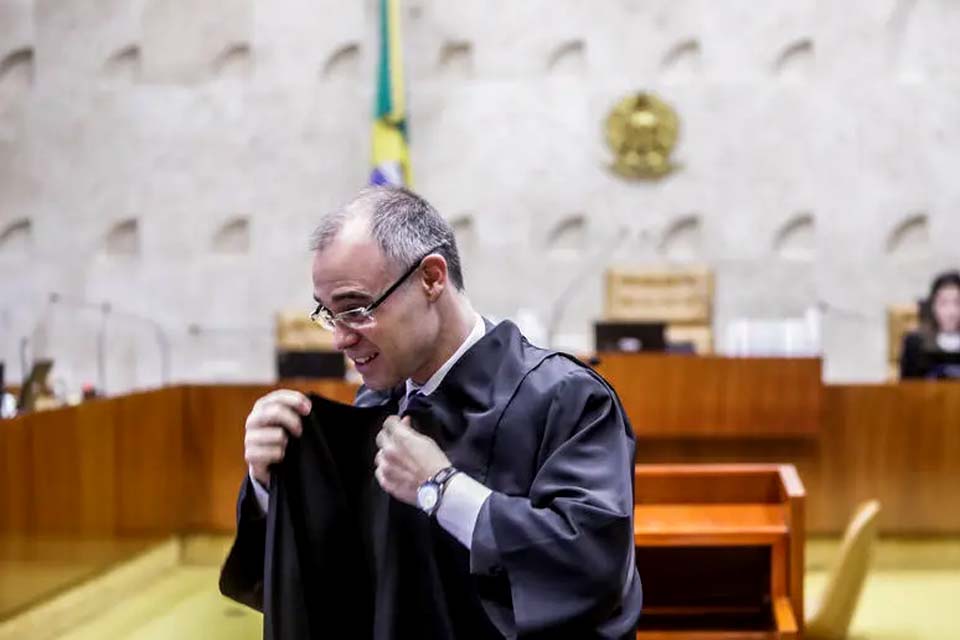 Uso da Lei de Segurança contra críticos desgasta Mendonça no STF