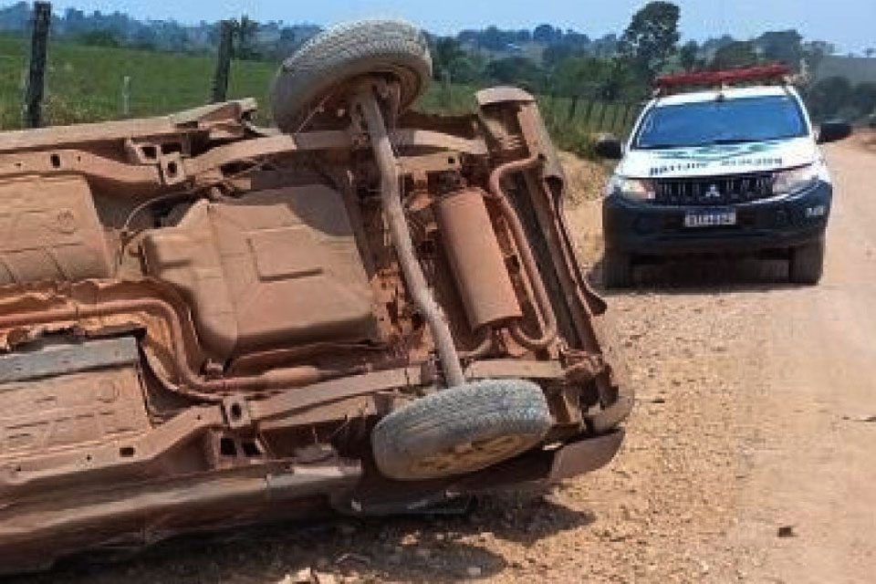 Carro capota após motorista desviar de bezerro na RO 010 em Rolim de Moura