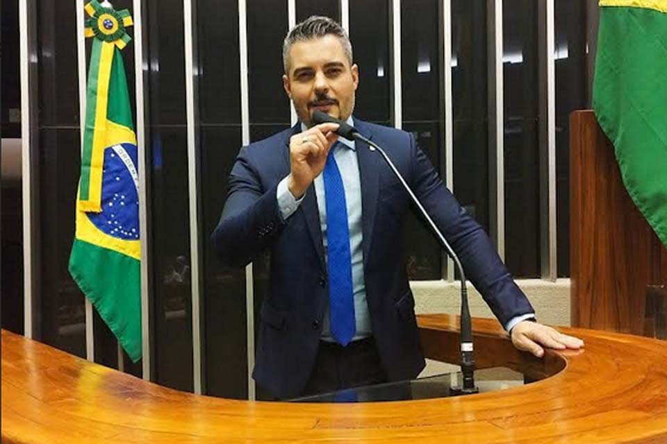 Deputado Thiago Flores é coautor de projeto que garante direitos trabalhistas aos policiais e bombeiros militares 