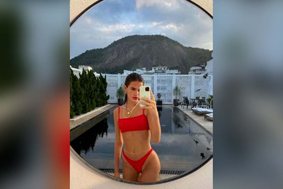 Bruna Marquezine posa de biquíni no Copacabana Palace