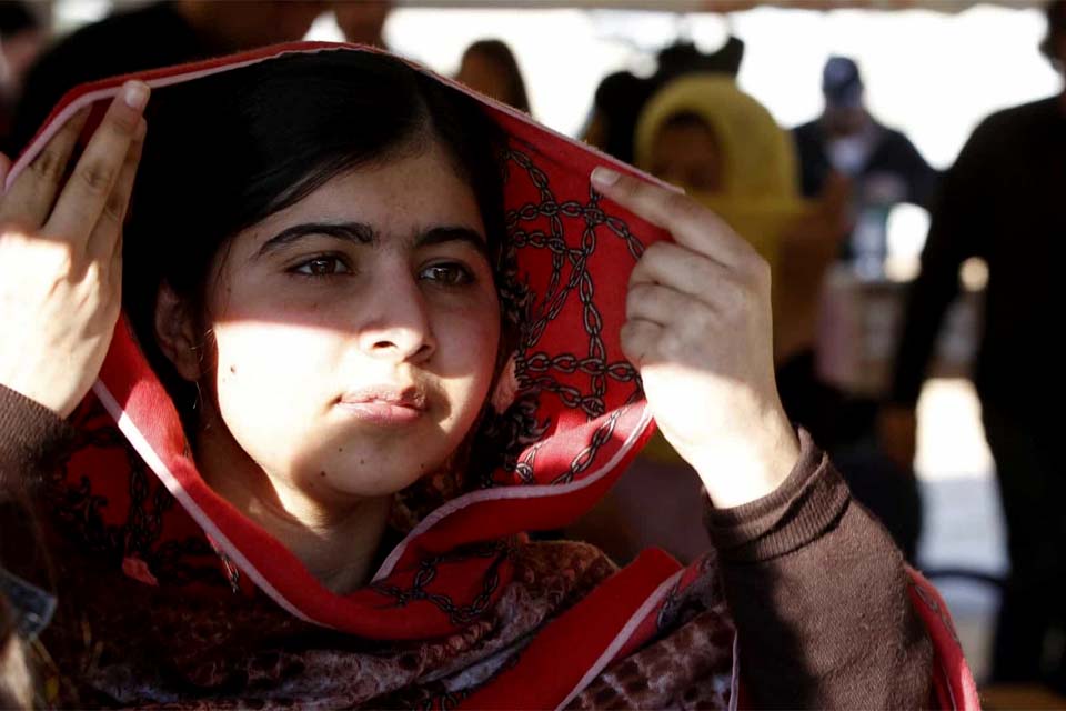 Malala exorta a coligação global para proteger mulheres afegãs