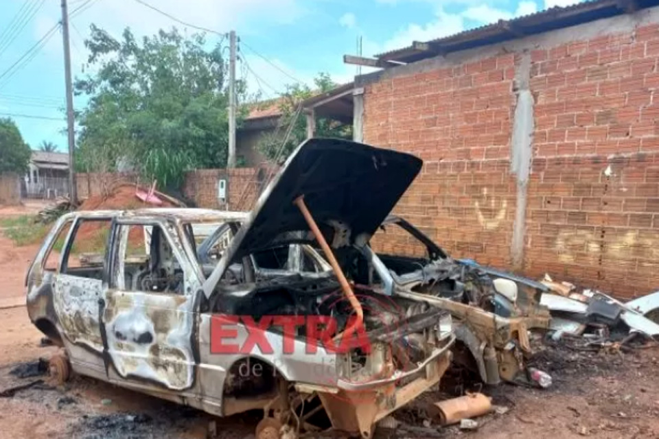 Vândalos ateiam fogo em dois carros e uma moto em Cerejeiras