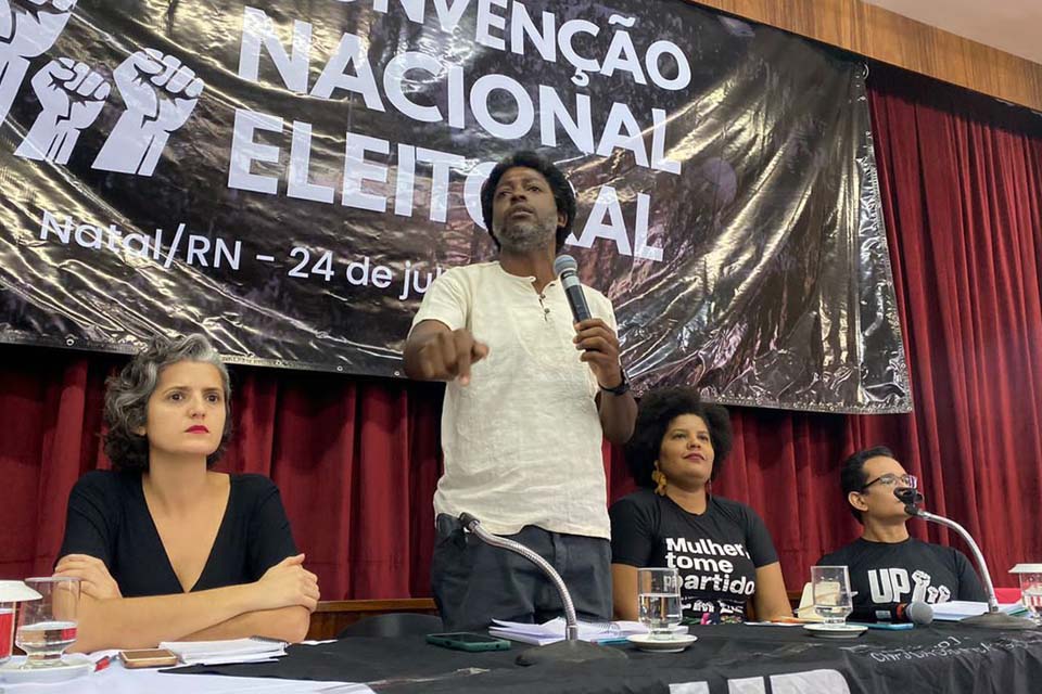 Com panfletagem em fábrica, Léo Péricles inicia campanha eleitoral