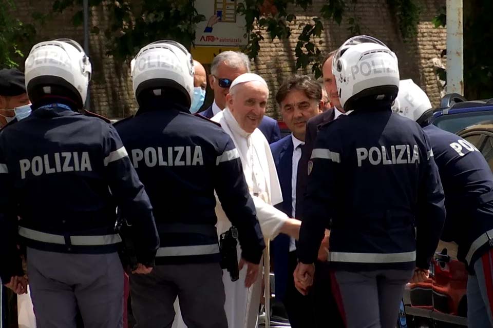 Papa Francisco deixa o hospital 10 dias após cirurgia