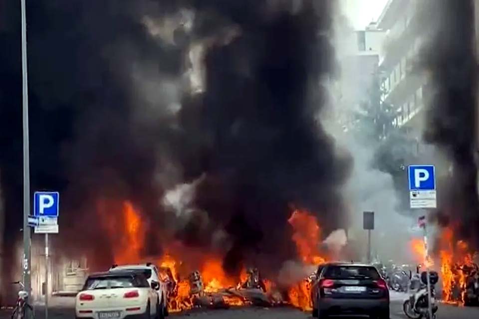 Explosão no centro de Milão, na Itália, incendeia carros e gera forte cortina de fumaça