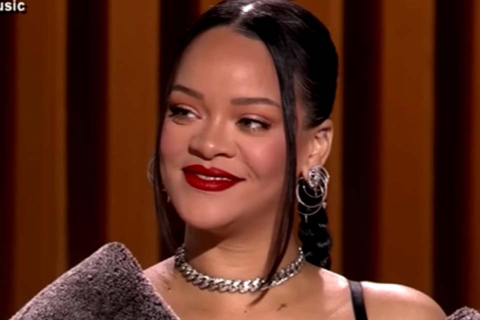 Rihanna revela que maternidade afetou sua confiança e que show no Super Bowl veio em ótimo momento