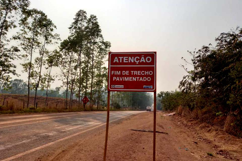 Uma semana após promessa de retomada, obra de asfalto entre Cerejeiras e Colorado do Oeste continua paralisada