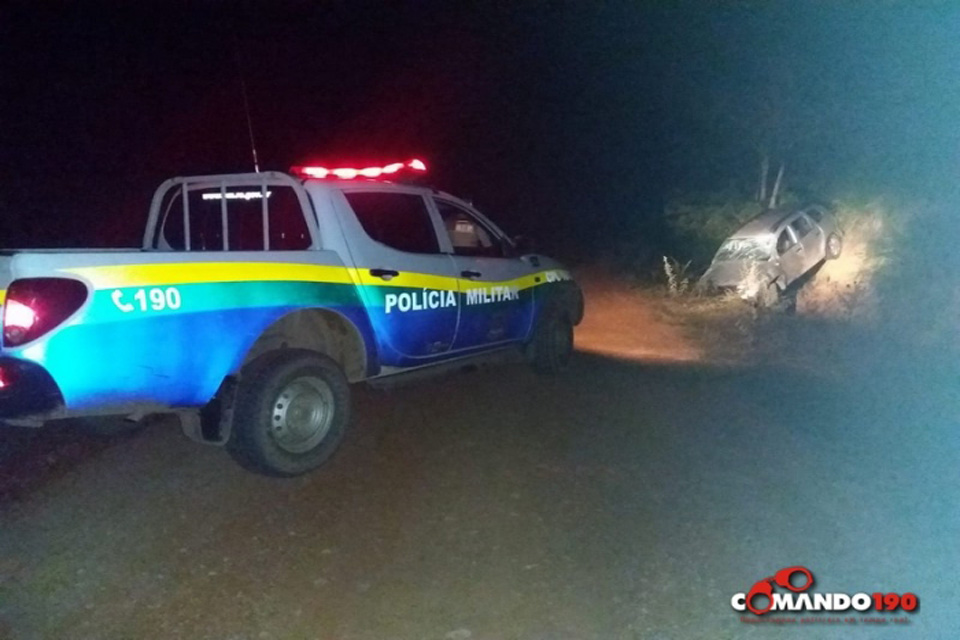 Veículo capota após motorista perder o controle da direção