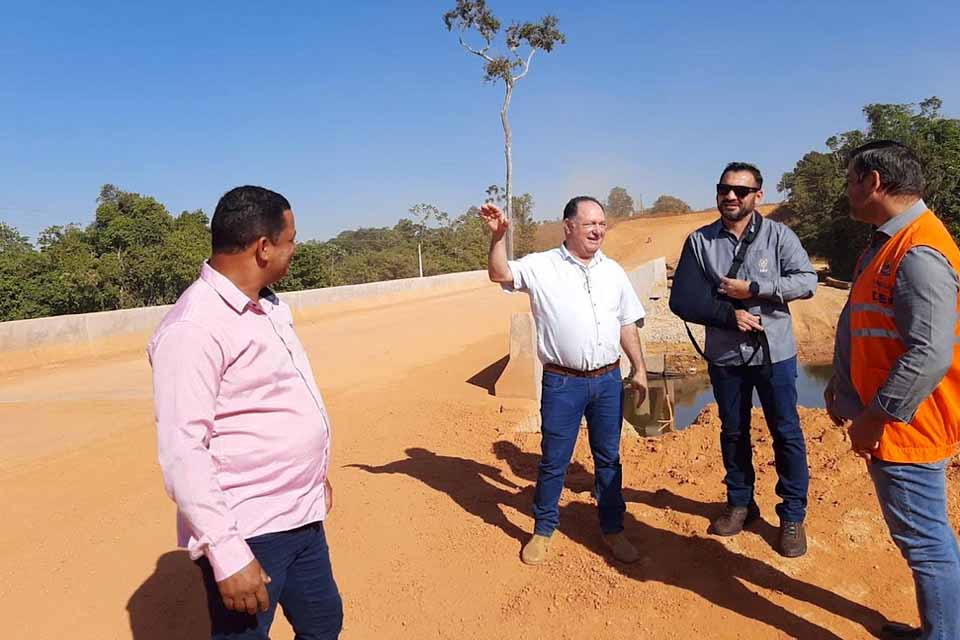 Deputado Pedro Fernandes visita nova ponte sobre o Rio Belém próximo a Machadinho D’Oeste