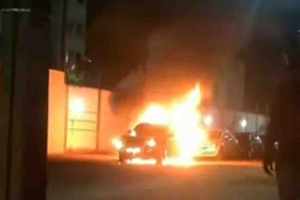  Carro é incendiado por dupla em moto na zona sul