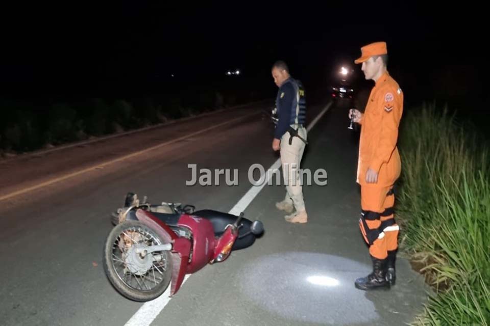 Mulher morre em acidente entre carro e moto na BR-364