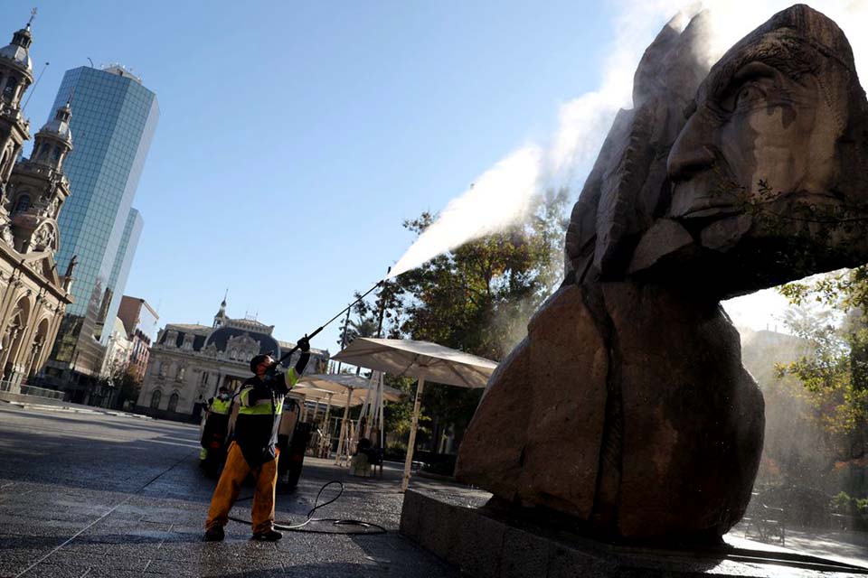 Chile fecha shopping popular após reabertura causar aglomeração