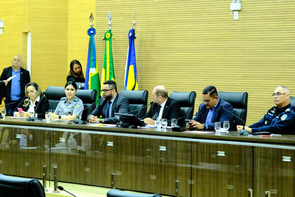 Assembleia Legislativa de Rondônia debate com Governo do Estado situação de policiais que buscam promoção a oficial