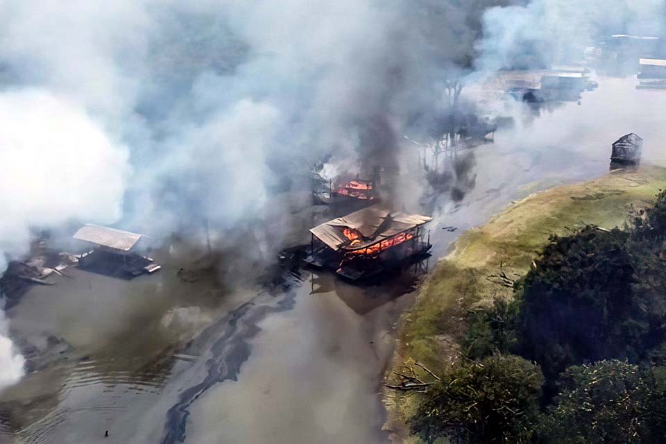 Polícia Federal queima 302 balsas de garimpo no Rio Madeira, no Amazonas