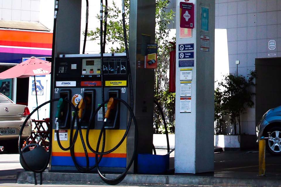 Gasolina sobe 6,09% após reoneração dos combustíveis