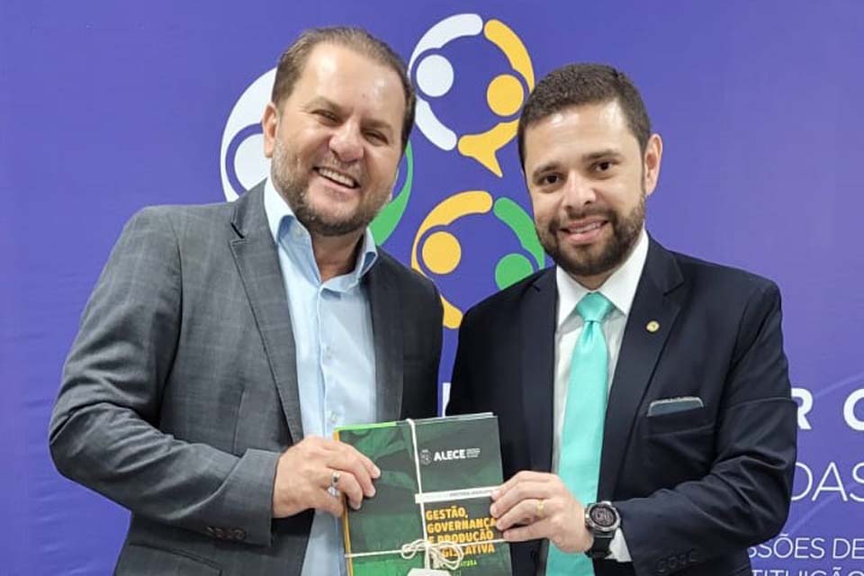 Cirone Deiró é presenteado com a revista Gestão, Governança e Produção Legislativa da Alece