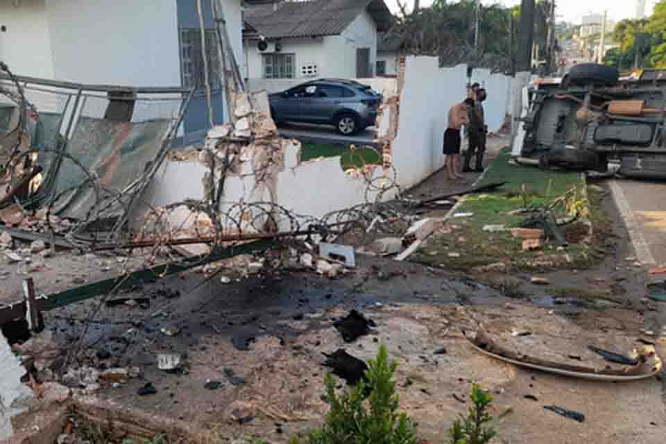 Caminhonete destrói muro de residências em capotamento no centro