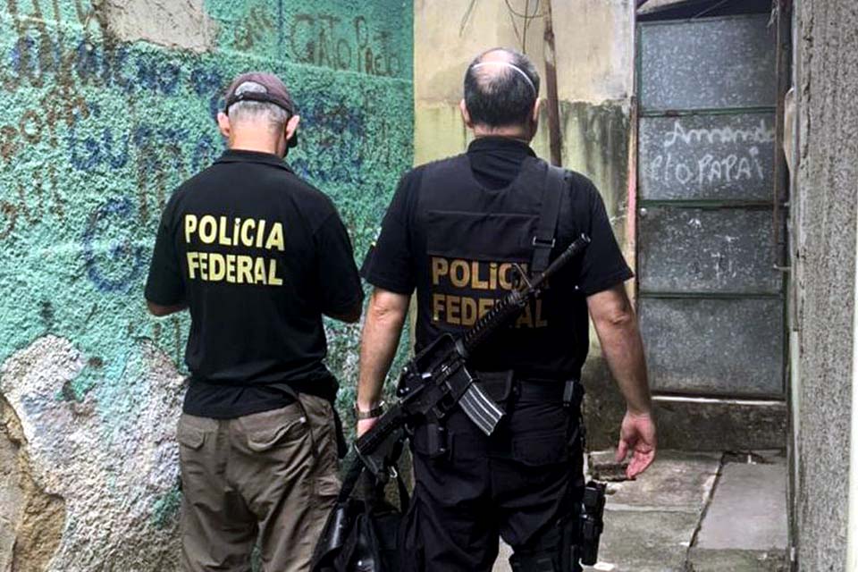 Polícia Federal faz operação para combater tráfico de criança para adoção ilegal