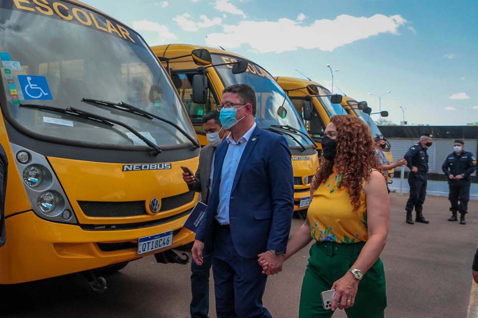 Governador Marcos Rocha entrega 25 ônibus escolares para atender escolas estaduais e municipais do Estado