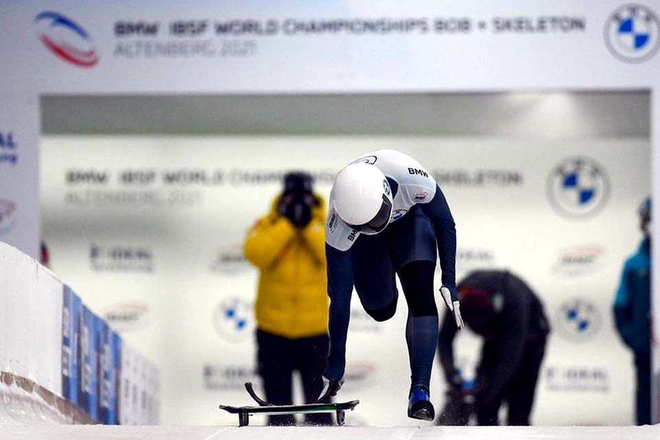 Brasileira vibra após melhor resultado do país no Mundial de skeleton