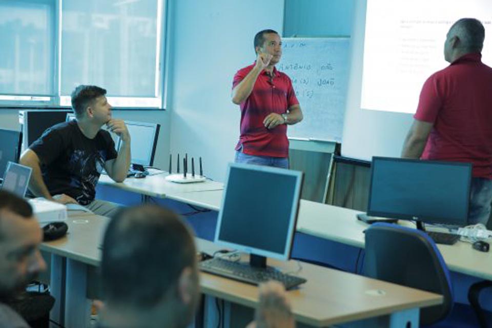 Professores e técnicos educacionais da Seduc participam de formação continuada na Língua Brasileira de Sinais