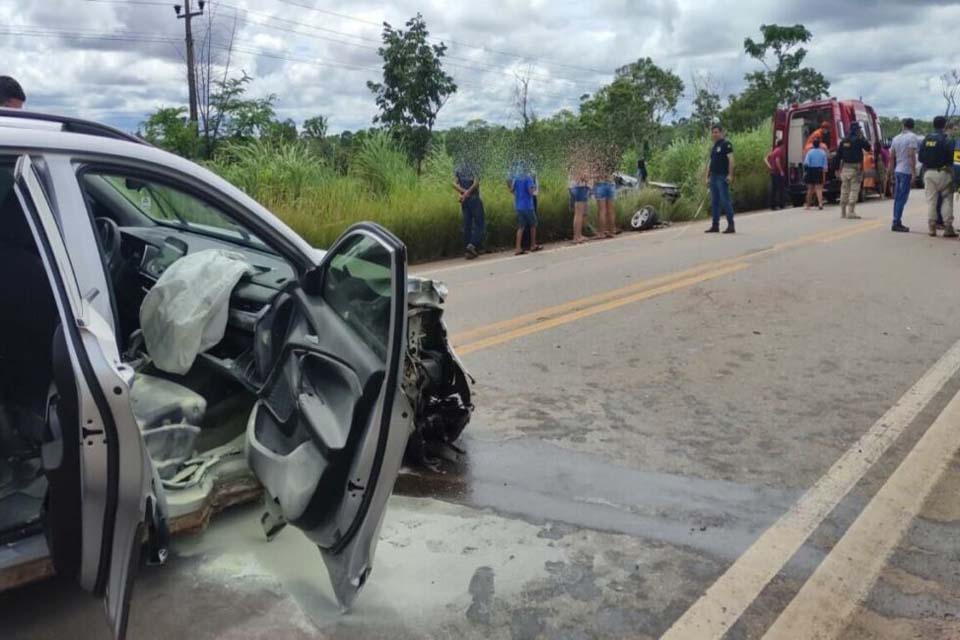 Dois carros ficam destruídos após acidente na BR 364