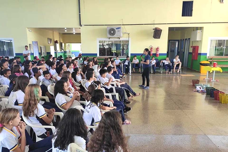 Secretaria de Meio Ambiente promove palestras sobre coleta seletiva nas escolas do município