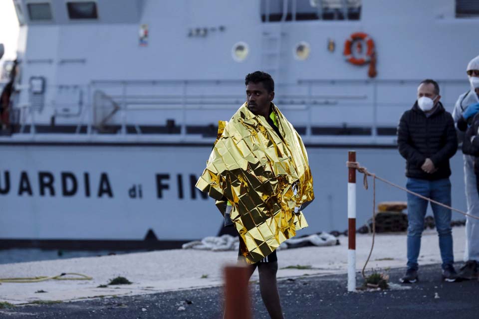 Guarda Costeira italiana socorre mais de 700 pessoas no Mediterrâneo