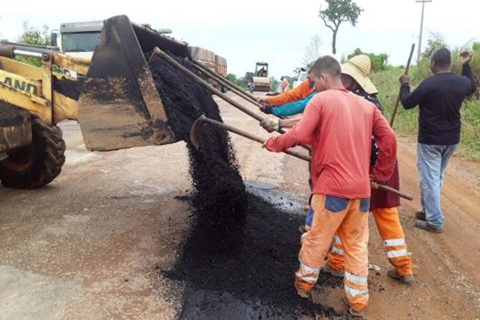 Departamento Estadual de Estradas Rodagem executa manutenção da rodovia 460 que dá acesso ao município